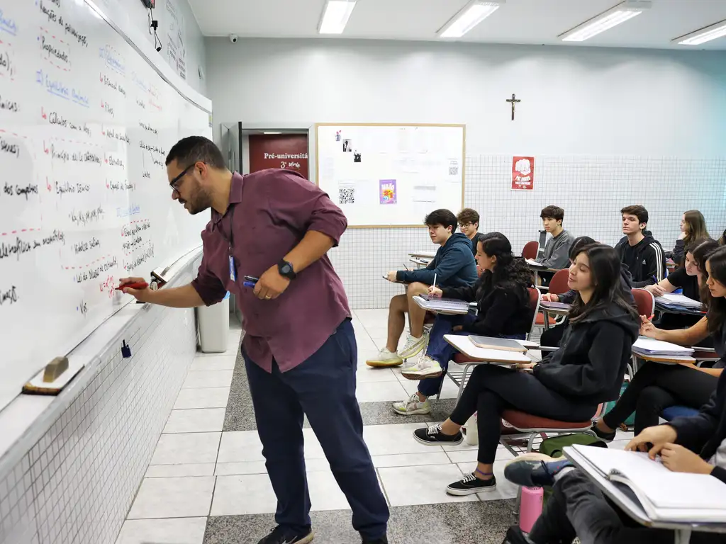 Governo sanciona piso salarial de R$ 5.130 para professores da educação básica